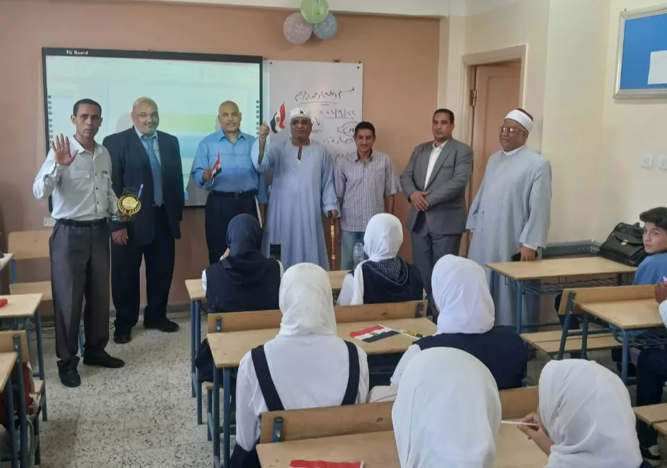 بدء الدراسة بمدرسة الأوسط قمولا الثانوية بقنا 231 - جريدة المساء