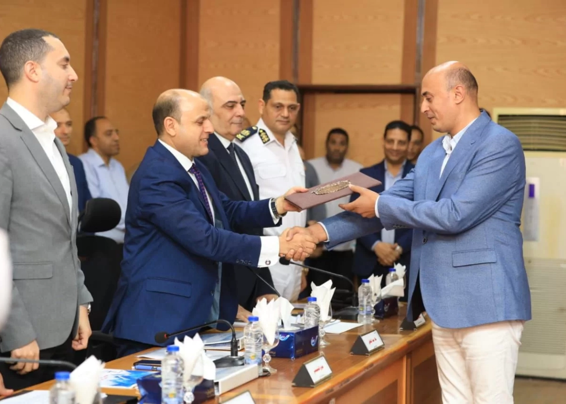 محافظ كفر الشيخ يكرم مدير إدارة تموين الرياض لتميزه في عمله 18 - جريدة المساء