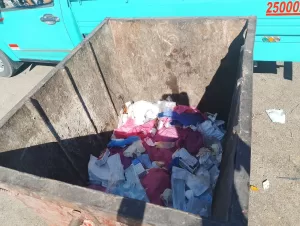 موجهاً بإحالة السائق للنيابة العامة.. محافظ البحر الأحمر يعلن ضبط سيارة نقل تلقي مخلفات طبية بصناديق القمامة  23 - جريدة المساء