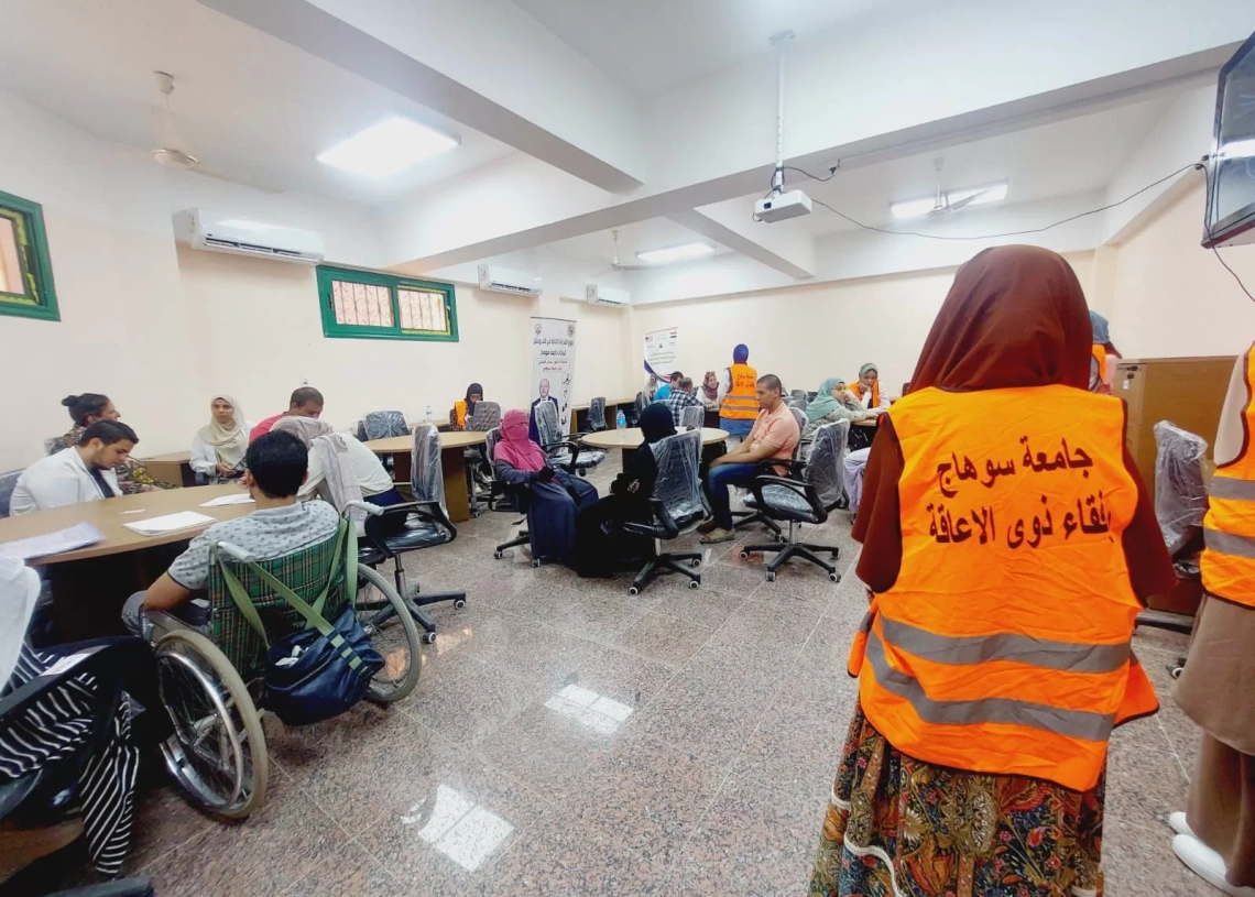 جامعة سوهاج تقدم كافة التسهيلات والخدمات المتكاملة للطلاب الجدد من ذوي الإعاقة أثناء الكشف الطبي 19 - جريدة المساء