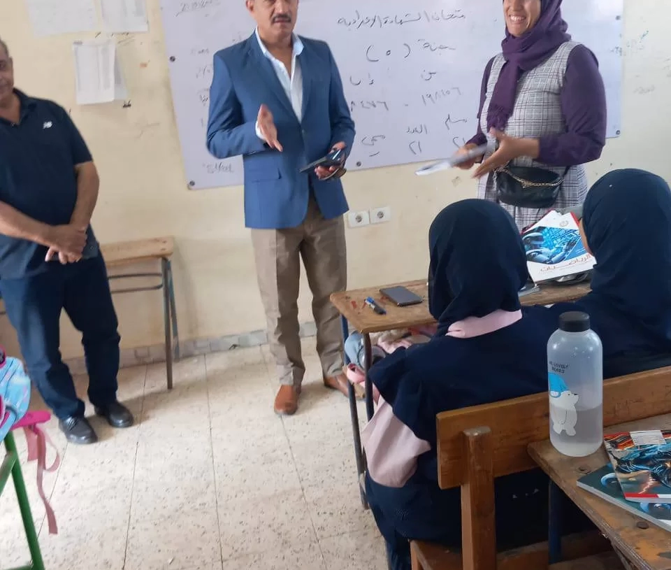 وكيل وزارة التربية والتعليم بالجيزة أثناء زيارته لأحد المدارس بالبدرشين