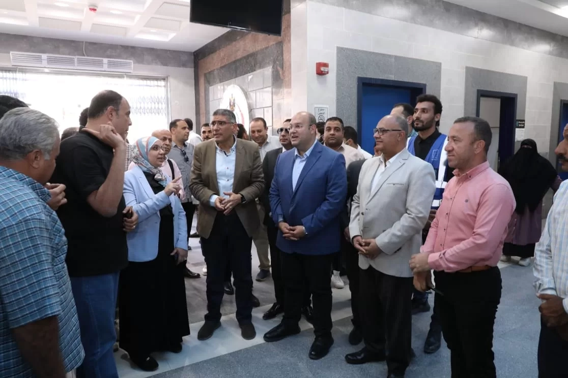محافظ الجيزة خلال زيارته لمستشفى أطفيح