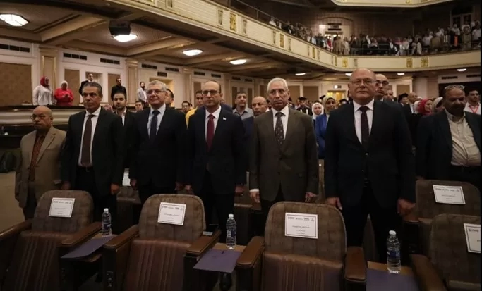 رئيس جامعة المنيا يشهد حفل تخرج برامج المنح الجامعية المصرية الأمريكية للتنمية  19 - جريدة المساء
