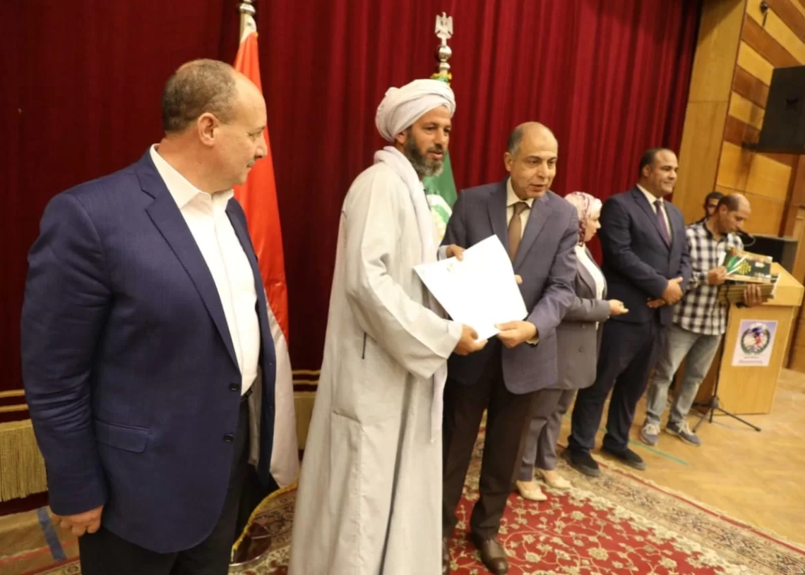 محافظ المنيا يسلم 105 عقود تقنين.. ويؤكد: لا تراجع عن سحب الأراضي من المتقاعسين 19 - جريدة المساء