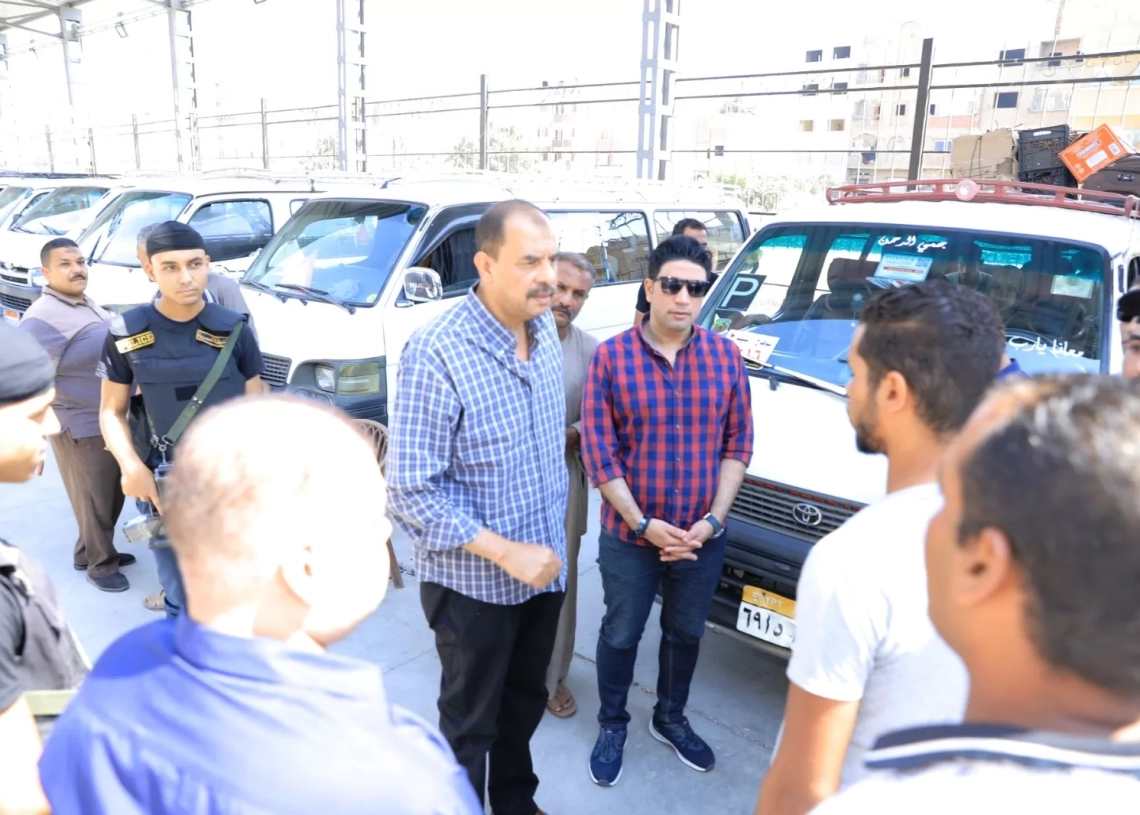 محافظ سوهاج يتابع سير العمل بمجمع المواقف الجديد بحى غرب.. ويتفقد سوق الجملة للخضار والفاكهة بأولاد عزاز 18 - جريدة المساء