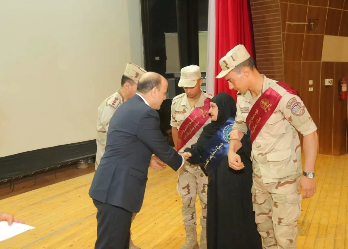 محافظ كفر الشيخ ومدير جمعية المحاربين القدماء يشهدان تكريم أسر الشهداء ومصابي العمليات الحربية 17 - جريدة المساء