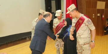 محافظ كفر الشيخ ومدير جمعية المحاربين القدماء يشهدان تكريم أسر الشهداء ومصابي العمليات الحربية 1 - جريدة المساء