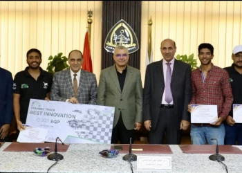 رئيس جامعة الزقازيق يكرم فريق كلية الهندسة المشارك في مسابقة رالي السيارات الكهربائية مصر EVER 33 - جريدة المساء