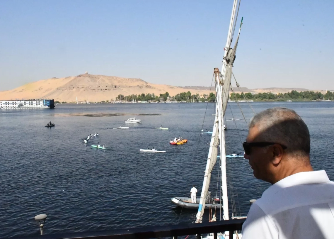محافظ أسوان يطلق فعاليات الإحتفال بيوم السياحة العالمى بعروض نهرية وجوية 19 - جريدة المساء