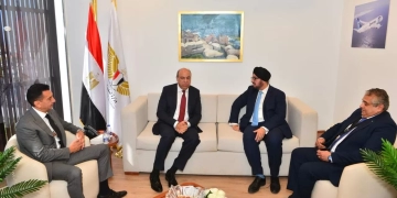الحفني يبحث مع أورا وعريقات تعزيز الشراكات مع بوينج في مجال صناعة النقل الجوي 1 - جريدة المساء