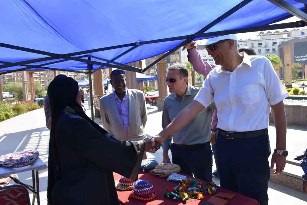 محافظ أسوان يتفقد معرض الحرف البيئية والمشغولات اليدوية والتراثية بحديقة درة النيل 19 - جريدة المساء