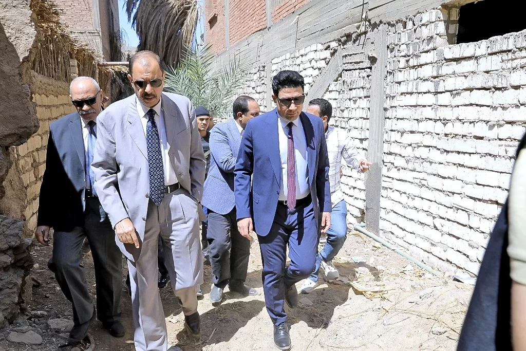 محافظ سوهاج يقوم بجولة ميدانية مفاجئة بقرية " نيدة " بأخميم 19 - جريدة المساء