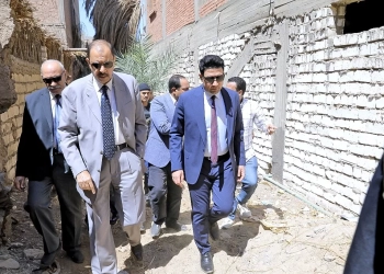 محافظ سوهاج يقوم بجولة ميدانية مفاجئة بقرية " نيدة " بأخميم 27 - جريدة المساء