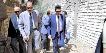 محافظ سوهاج يقوم بجولة ميدانية مفاجئة بقرية " نيدة " بأخميم 1 - جريدة المساء