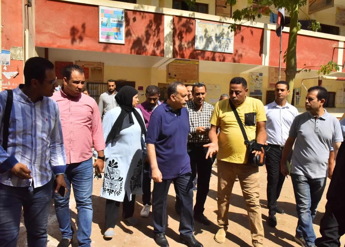 محافظ أسيوط يتفقد مدرستي الوليدية الإعدادية بنات والوليدية الابتدائية المشتركة لمتابعة انتظام الدراسة 19 - جريدة المساء