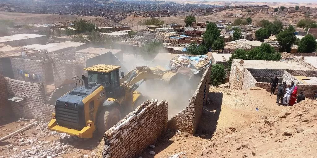 تنفيذاً لتعليمات الدكتور إسماعيل كمال .. إستكمال جهود إزالة التعديات ضمن المرحلة الثالثة للموجه الـ 23 بمدن إدفو وأسوان 18 - جريدة المساء