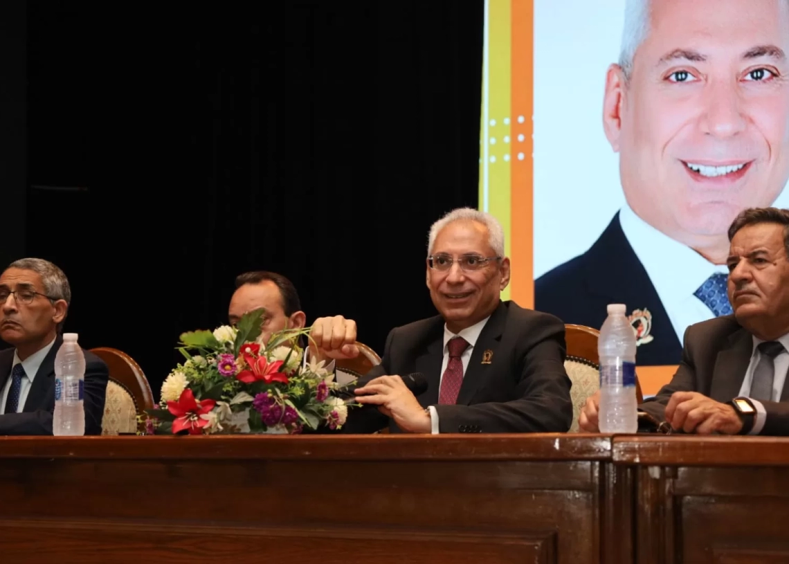 د.عصام فرحات يعقد لقاءً تعريفياً بطلاب جامعة المنيا الأهلية الجُدد في اولى أيام الدراسة 16 - جريدة المساء