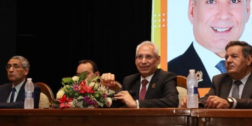 د.عصام فرحات يعقد لقاءً تعريفياً بطلاب جامعة المنيا الأهلية الجُدد في اولى أيام الدراسة 1 - جريدة المساء