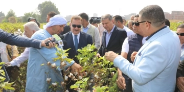 بالمزمار والطبل البلدي ...ووسط فرحة المزارعين .. وزير الزراعة ومحافظ المنوفية يفتتحان موسم جني القطن تزامناً مع احتفالات عيد الفلاح الـ72 1 - جريدة المساء