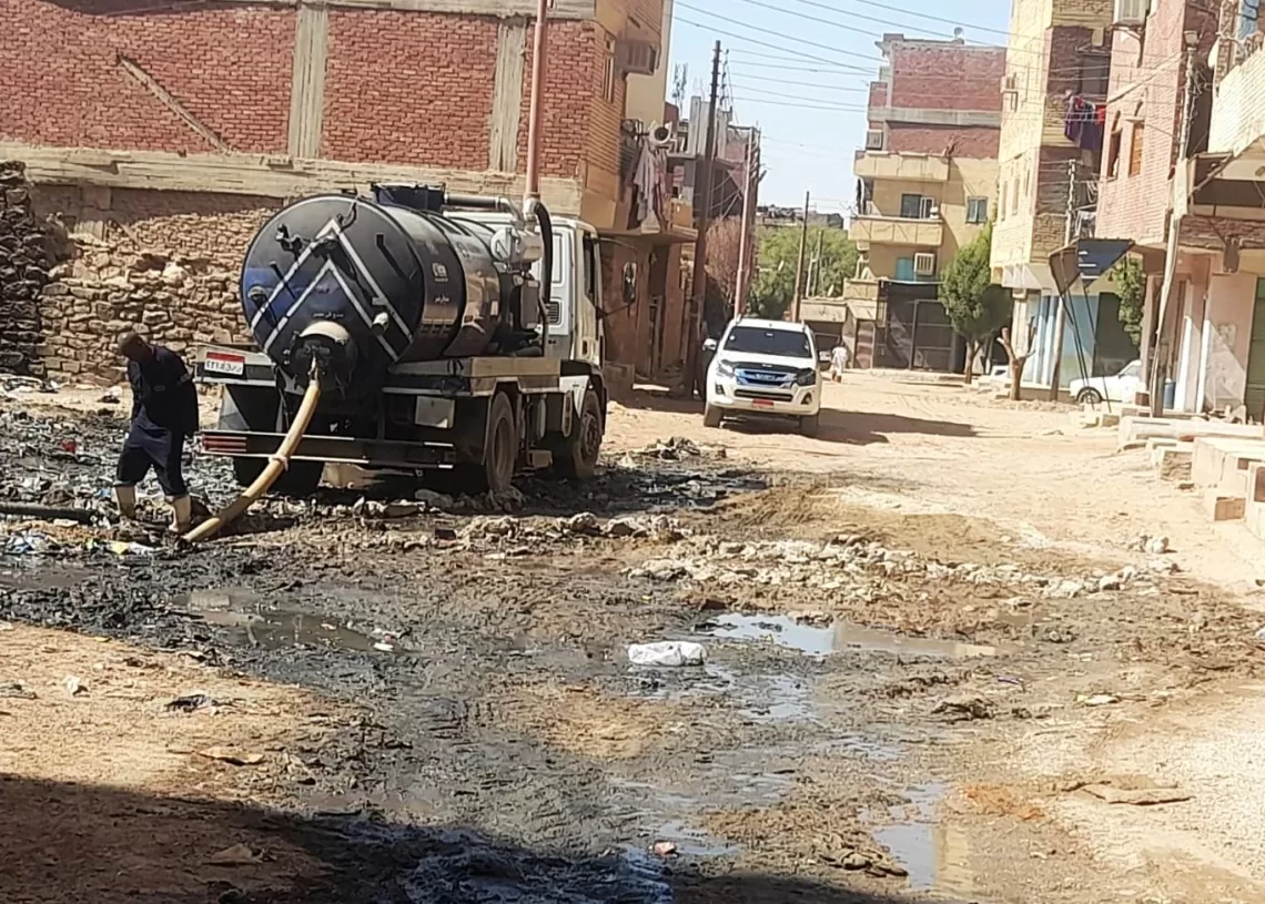 بعد شكوى المواطنين محافظ أسوان يكلف نائبه بتنفيذ الحل العاجل للقضاء على مشكلة الصرف الصحى بمنطقة السيل الريفى 19 - جريدة المساء