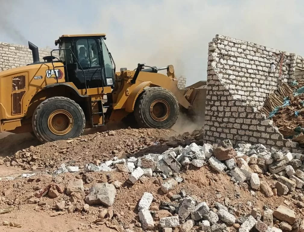 تنفيذاً لتعليمات محافظ أسوان .. إزالة فورية للحالات المتقاعسة فى إنهاء إجراءات التقنين ضمن المرحلة الثالثة للموجه الـ 23 19 - جريدة المساء