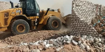 تنفيذاً لتعليمات محافظ أسوان .. إزالة فورية للحالات المتقاعسة فى إنهاء إجراءات التقنين ضمن المرحلة الثالثة للموجه الـ 23 1 - جريدة المساء