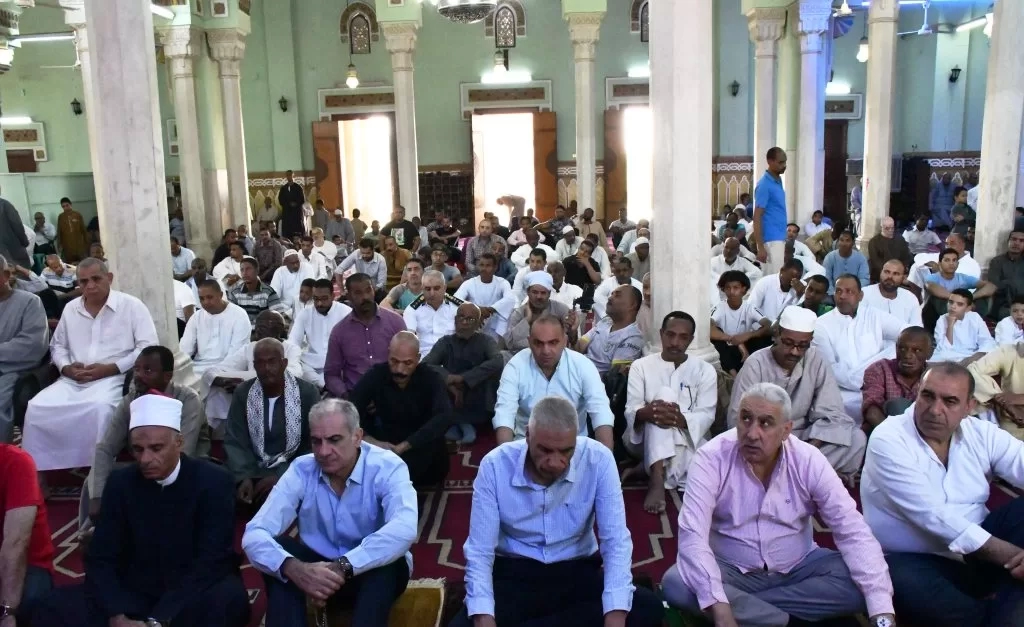 محافظ أسوان يؤدى صلاة الجمعة بمسجد بدر بالطابية ، وصلاة الغائب على روح شهيد الواجب الوطنى النقيب محمود جمال 19 - جريدة المساء محافظ أسوان يؤدى صلاة الجمعة بمسجد بدر بالطابية ، وصلاة الغائب على روح شهيد الواجب الوطنى النقيب محمود جمال 18 - جريدة المساء