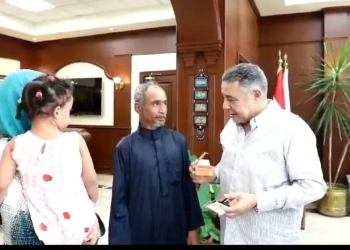 محافظ البحر الأحمر يلتقي طفلة من ضعاف السمع ويهديها سماعة طبية ويخصص لها مبلغا ماليا شهرياً 24 - جريدة المساء