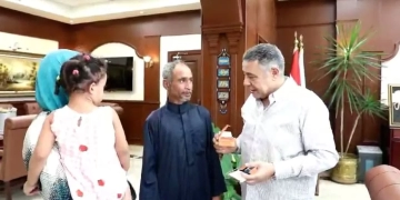 محافظ البحر الأحمر يلتقي طفلة من ضعاف السمع ويهديها سماعة طبية ويخصص لها مبلغا ماليا شهرياً 1 - جريدة المساء