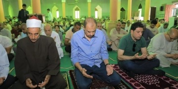 محافظ سوهاج يؤدى صلاة الجمعة بمسجد الشرطة .. ويستمع لمطالب المواطنين عقب الصلاة 1 - جريدة المساء