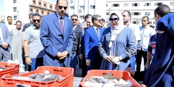 محافظ سوهاج يتفقد القافلة التموينية لبيع السلع الغذائية بأسعار مخفضة أمام الاستاد الرياضي 1 - جريدة المساء