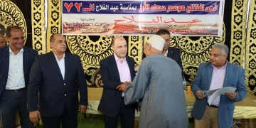 محافظ كفرالشيخ سلم 20 عقد تقنين للمنتفعين من الإصلاح الزراعي و20 آله زراعية علي المزارعين 1 - جريدة المساء