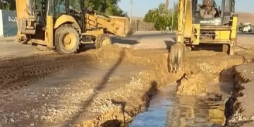 محافظ أسوان يكلف معاونه بالإِشراف الميدانى على جهود إصلاح الكسر المفاجئ بخط الطرد الرئيسى الممتد من محطة الصرف الصحى بالكرور.. ويوجه لتكثيف الجهود لسرعة الإنتهاء من الإصلاح ، والدفع بسيارات المياه لتلبية إحتياجات المواطنين 1 - جريدة المساء