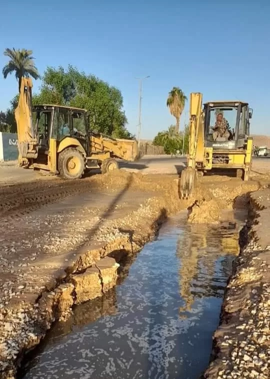 محافظ أسوان يكلف معاونه بالإِشراف الميدانى على جهود إصلاح الكسر المفاجئ بخط الطرد الرئيسى الممتد من محطة الصرف الصحى بالكرور.. ويوجه لتكثيف الجهود لسرعة الإنتهاء من الإصلاح ، والدفع بسيارات المياه لتلبية إحتياجات المواطنين 16 - جريدة المساء