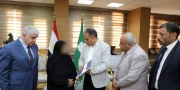 محافظ الشرقية يُسلم مساعدات مالية مقدمة من حزب حماة الوطن لأسر ضحايا ومصابي تصادم قطاري الزقازيق 2 - جريدة المساء محافظ الشرقية يُسلم مساعدات مالية مقدمة من حزب حماة الوطن لأسر ضحايا ومصابي تصادم قطاري الزقازيق 1 - جريدة المساء