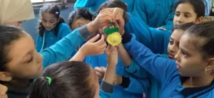 في إطار البروتوكول بين "تعليم وثقافة الجيزة".. ورش فنية لتعليم طلبة المدارس فنون الطباعة والكروشيه (صور) 31 - جريدة المساء