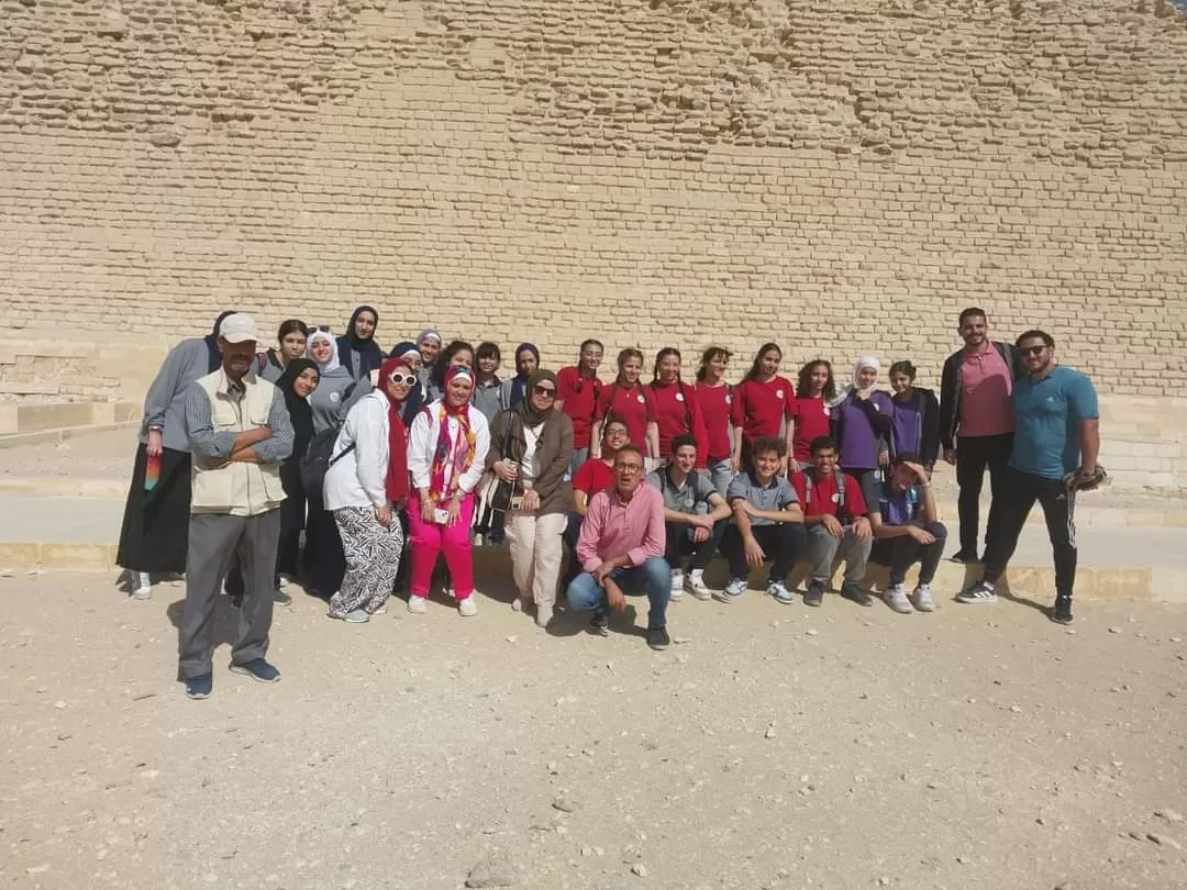 في إطار مبادرة "بداية".. "الجيزة" تنظم رحلة سياحية للمنطقة الأثرية بسقارة للطلاب المتفوقين 15 - جريدة المساء