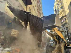 بالصور- أكبر حملة إشغالات بالجيزة | إزالة تعديات المحال التجارية والباعة الجائلين من الطريق العام بفيصل 21 - جريدة المساء