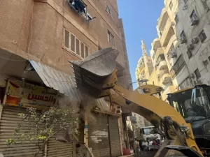 بالصور- أكبر حملة إشغالات بالجيزة | إزالة تعديات المحال التجارية والباعة الجائلين من الطريق العام بفيصل 43 - جريدة المساء