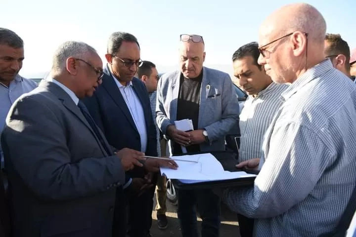 للوقوف على نسب التنفيذ .. محافظ قنا يتفقد سير العمل بمشروع ازدواج الطريق الصحراوي الغربي 19 - جريدة المساء