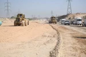 للوقوف على نسب التنفيذ .. محافظ قنا يتفقد سير العمل بمشروع ازدواج الطريق الصحراوي الغربي 25 - جريدة المساء