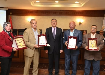 محافظ الجيزة يكرم عددا من أعضاء المجلس التنفيذى السابقين لبلوغهم سن المعاش 18 - جريدة المساء