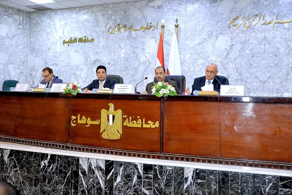 محافظ سوهاج يناقش الموقف التنفيذي لملف التصالح على مخالفات البناء 19 - جريدة المساء