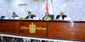 محافظ سوهاج يناقش الموقف التنفيذي لملف التصالح على مخالفات البناء 1 - جريدة المساء