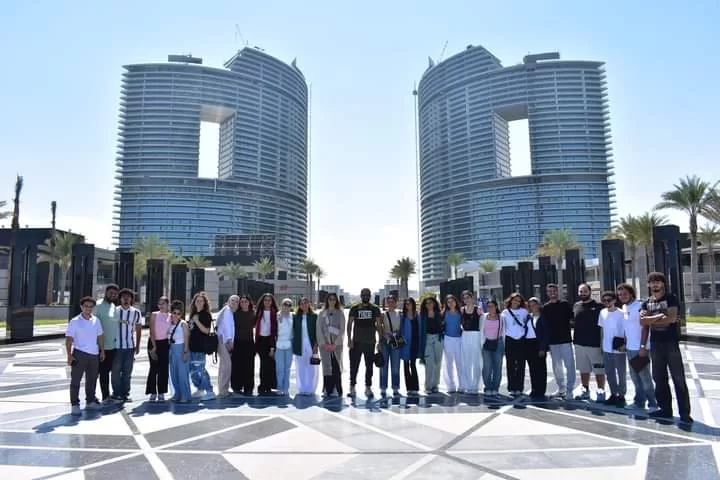 طلاب كلية التصميم بالجامعة الألمانية الدولية يزورون مدينة العلمين الجديدة لدراسة اللوحات الإنشائية 19 - جريدة المساء