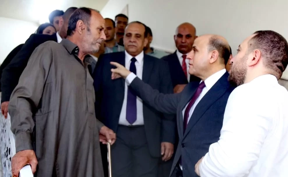 محافظ كفر الشيخ يستمع لطلبات ومقترحات المواطنين خلال زيارته لمستشفى العبور 17 - جريدة المساء