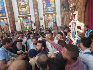 مطران ملوي يتقدم جنازة الشاب مينا موسى 23 - جريدة المساء