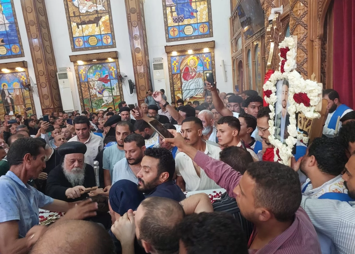 مطران ملوي يتقدم جنازة الشاب مينا موسى 19 - جريدة المساء