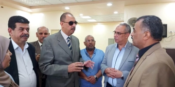 محافظ سوهاج يفاجئ مديرية التربية والتعليم ويتابع سير العمل بالإدارات المختلفة 1 - جريدة المساء