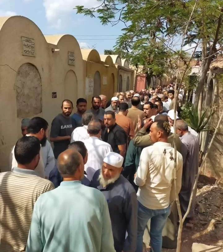 أهالى مدينة بيلا بكفر الشيخ.. شيعوا جنازة ضحية حادث أتوبيس الجلالة 19 - جريدة المساء